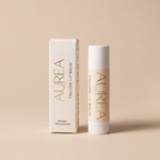 Aurea Tallow Lip Balm Stift neben seiner Verpackung